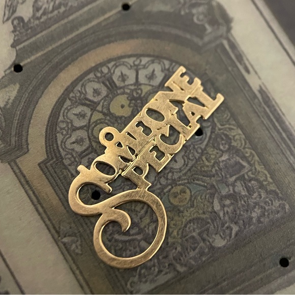 Vintage 14kt solid yellow gold SOMEONE SPECIAL script letters charm pendant 1” - Picture 3 of 8